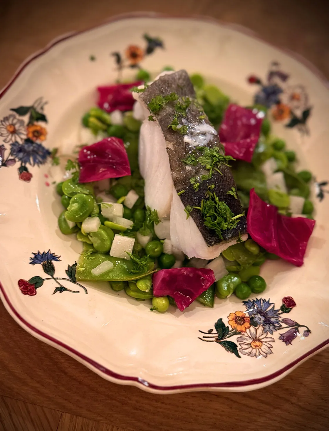 Délicieux plat de saison avec un poisson, cuisiné par Nathanaël Fromont, chef au Clos du Maréchal.