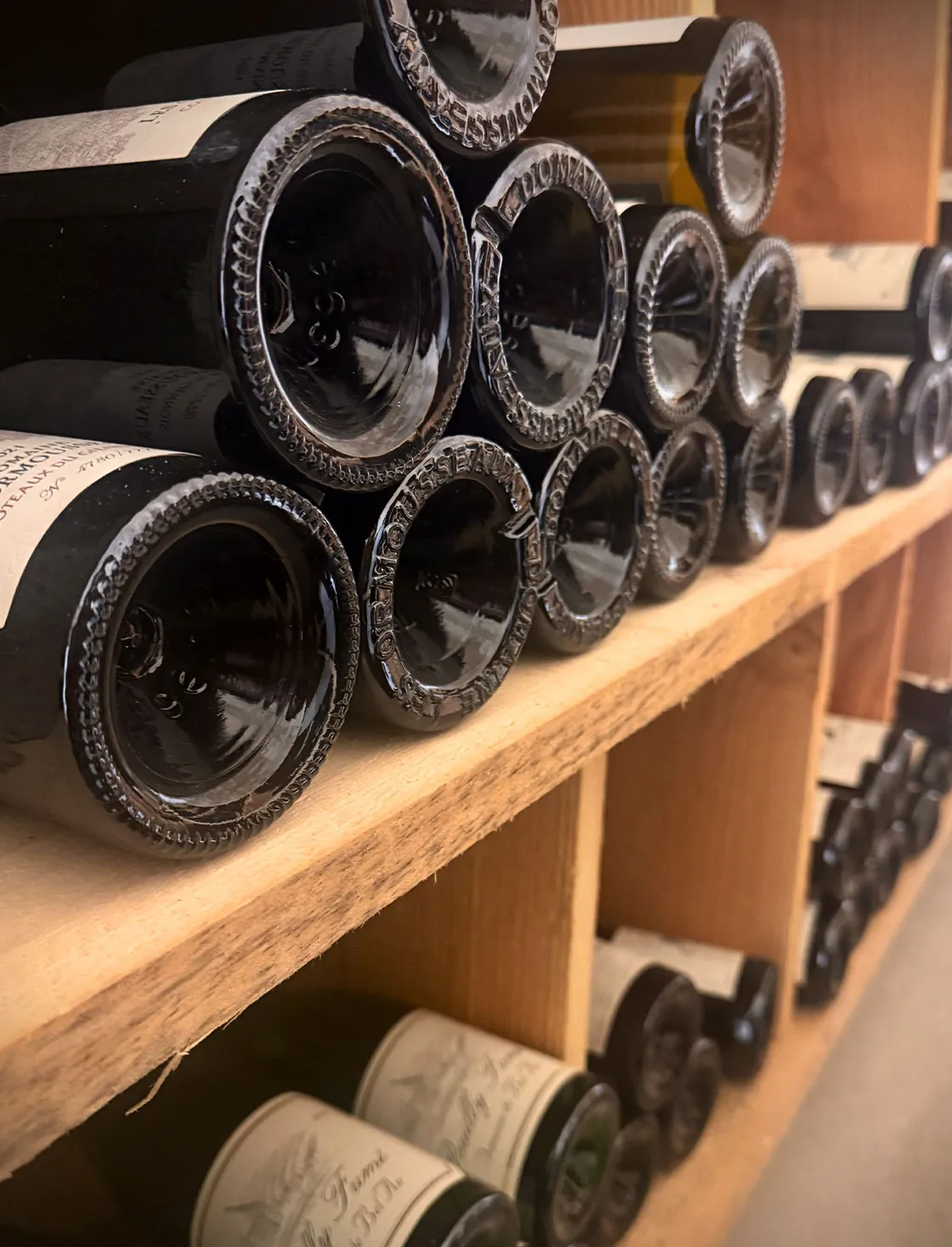 Cave du restaurant Le Clos du Maréchal avec une sélection de plus de 200 vins à la carte.