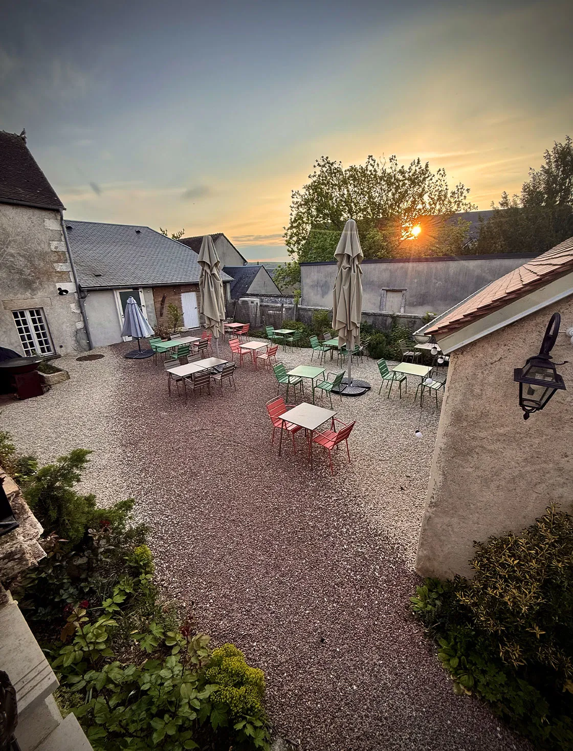 Terrasse extérieure du restaurant bistronomique le Clos du Maréchal, une jolie cour intérieure.