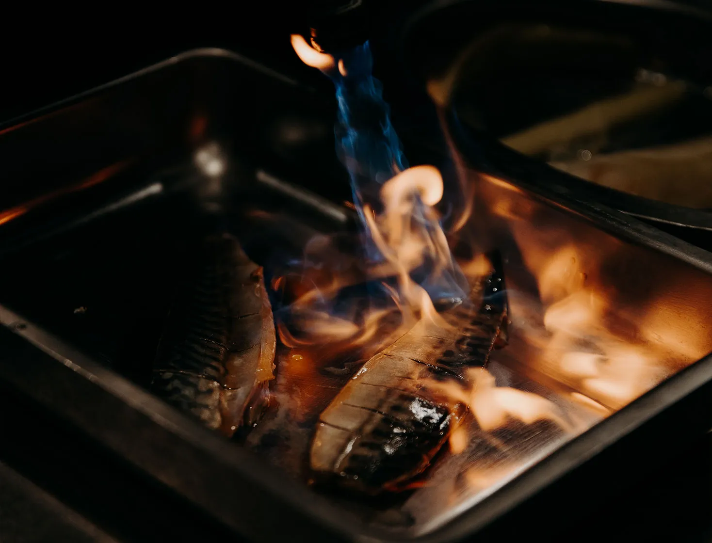 Au coeur des cuisines Nathanaël Fromont avec une cuisson flambée, pour créer un plat gourmand.