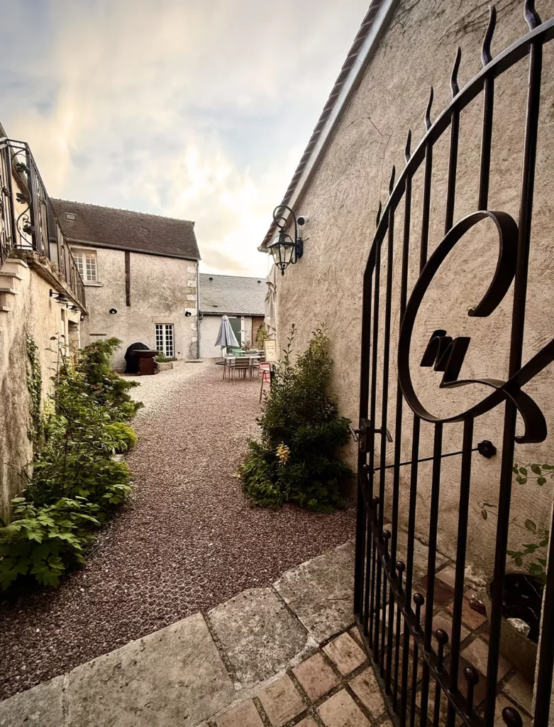 Entrée du restaurant le Clos du Maréchal, avec vue sur sa terrasse extérieure pleine de charme.